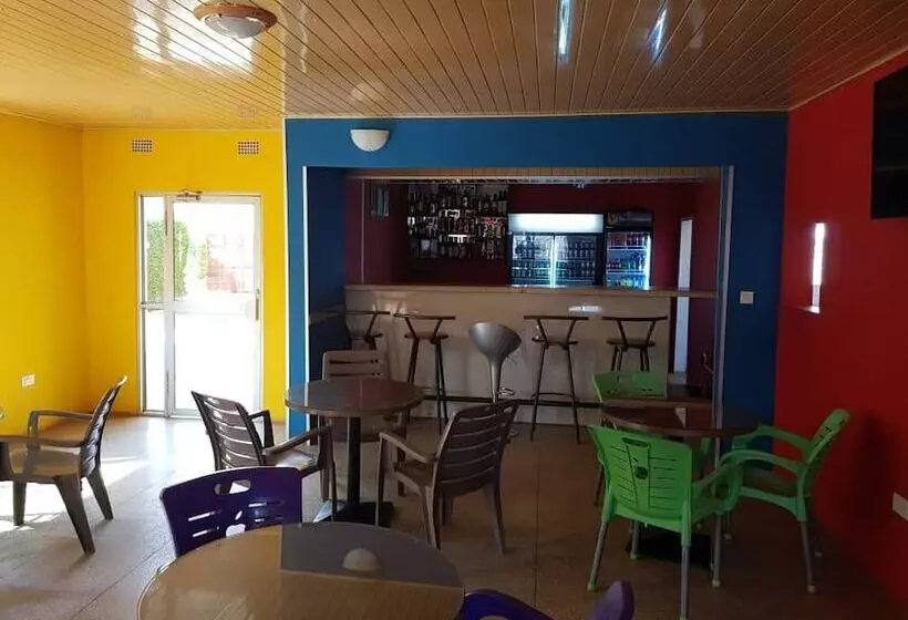 پانسیون Ticheze Lodge And Car Hire