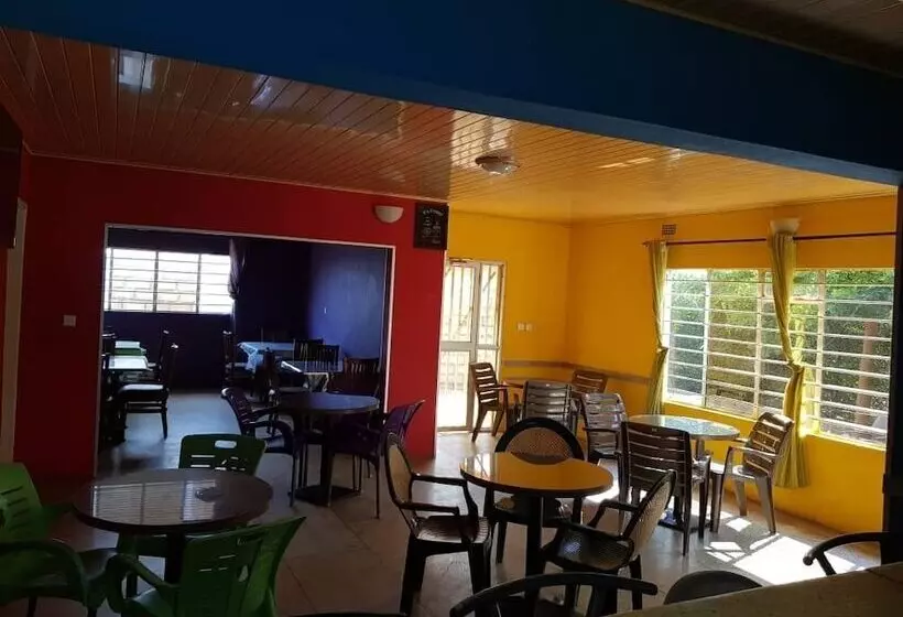 پانسیون Ticheze Lodge And Car Hire