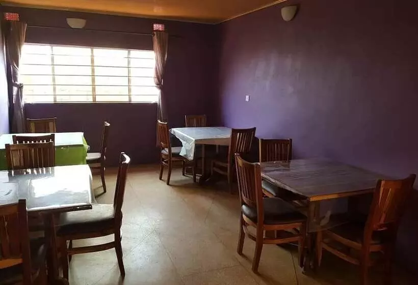 پانسیون Ticheze Lodge And Car Hire
