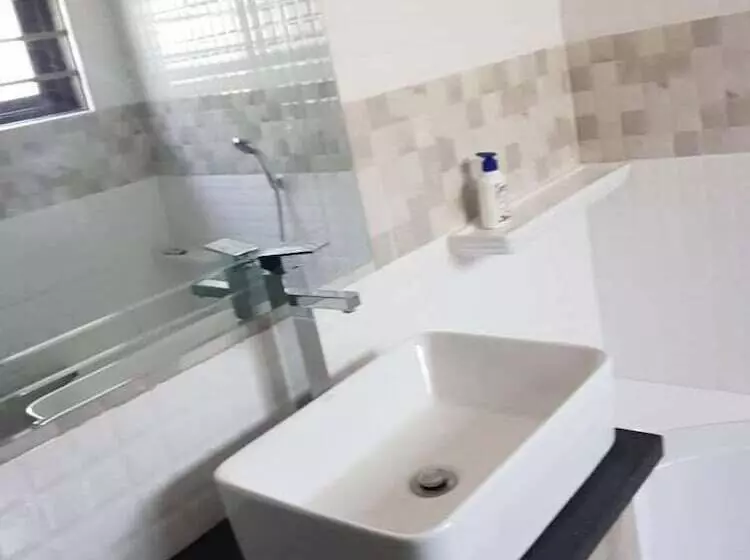 پانسیون Ticheze Lodge And Car Hire