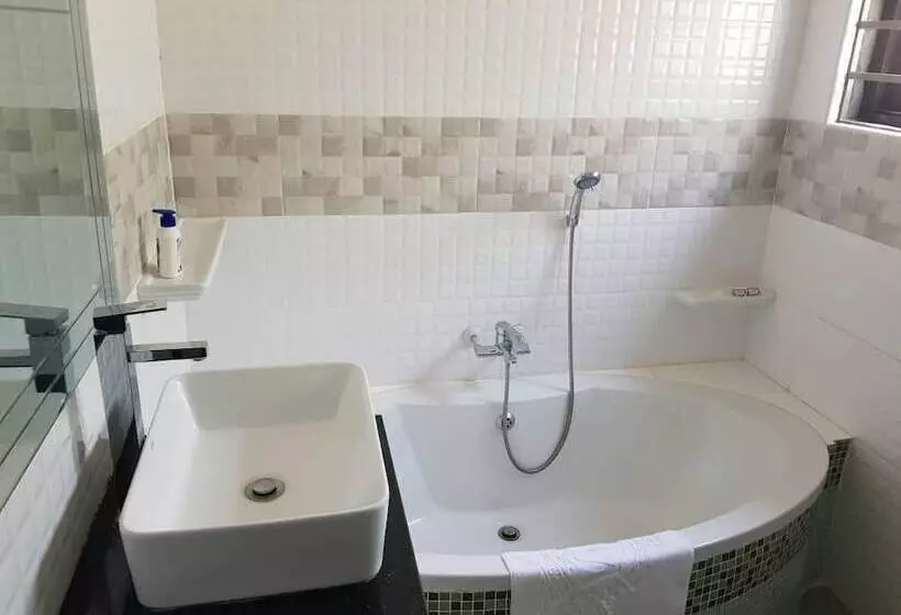پانسیون Ticheze Lodge And Car Hire