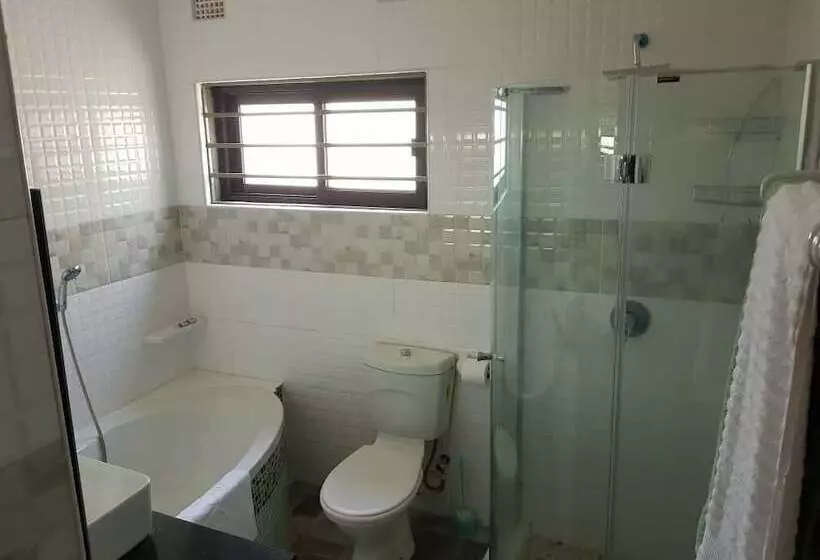 پانسیون Ticheze Lodge And Car Hire