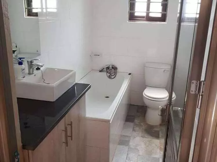 پانسیون Ticheze Lodge And Car Hire