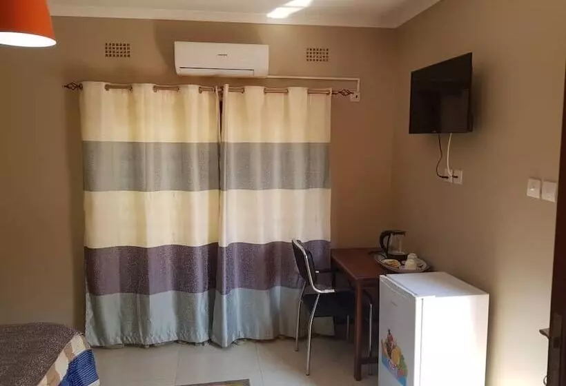 پانسیون Ticheze Lodge And Car Hire