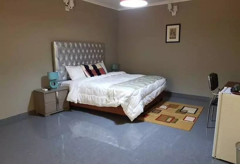 پانسیون Ticheze Lodge And Car Hire