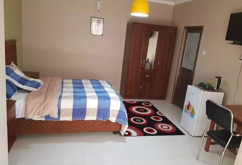 پانسیون Ticheze Lodge And Car Hire