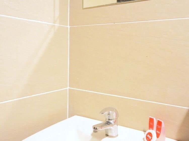 Spot On 89992 Hotel Azra