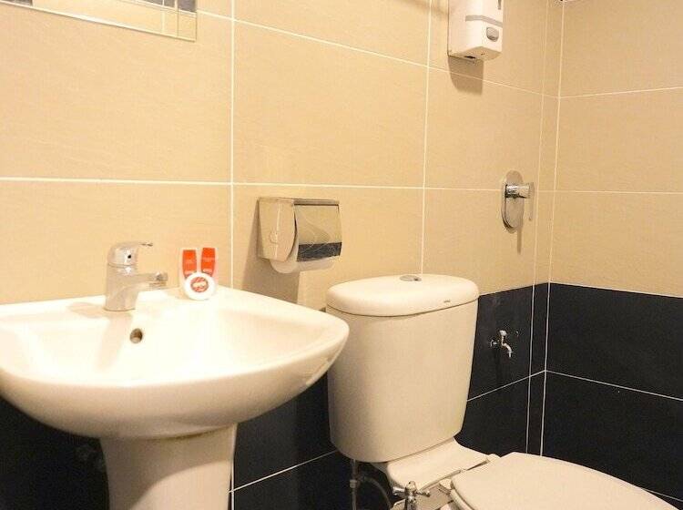 Spot On 89992 Hotel Azra