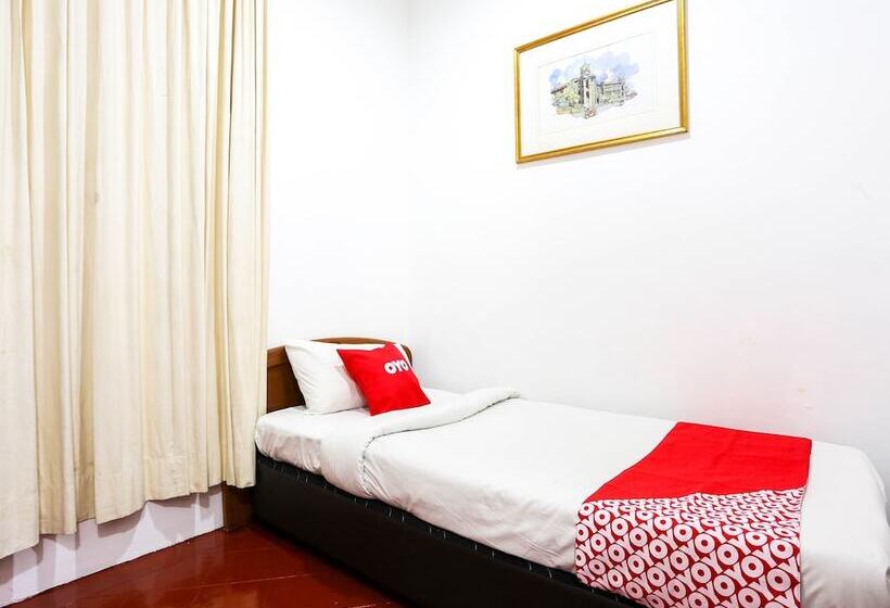 Spot On 89992 Hotel Azra