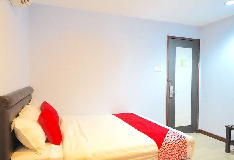 Spot On 89992 Hotel Azra