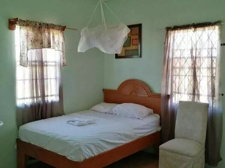 Aamiaismajoitus (B&B) Ms Holder S Comfort Villa