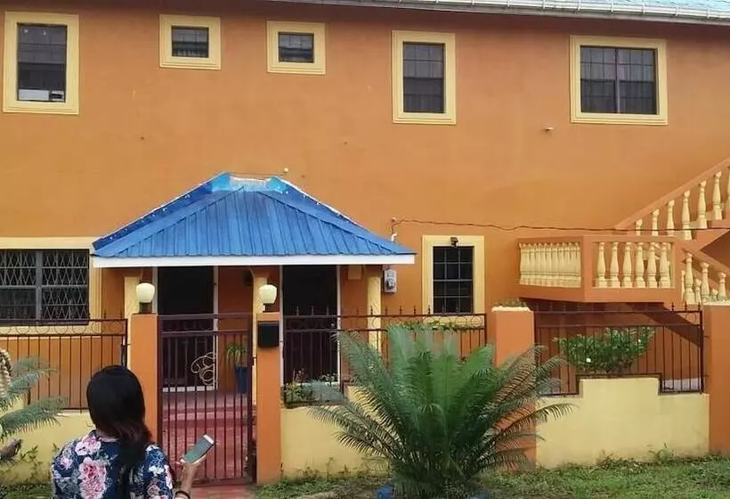 Aamiaismajoitus (B&B) Ms Holder S Comfort Villa