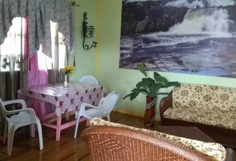 Aamiaismajoitus (B&B) Ms Holder S Comfort Villa