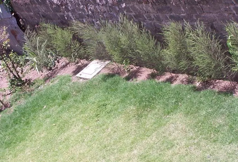 تختخواب و صبحانه Quest Resort