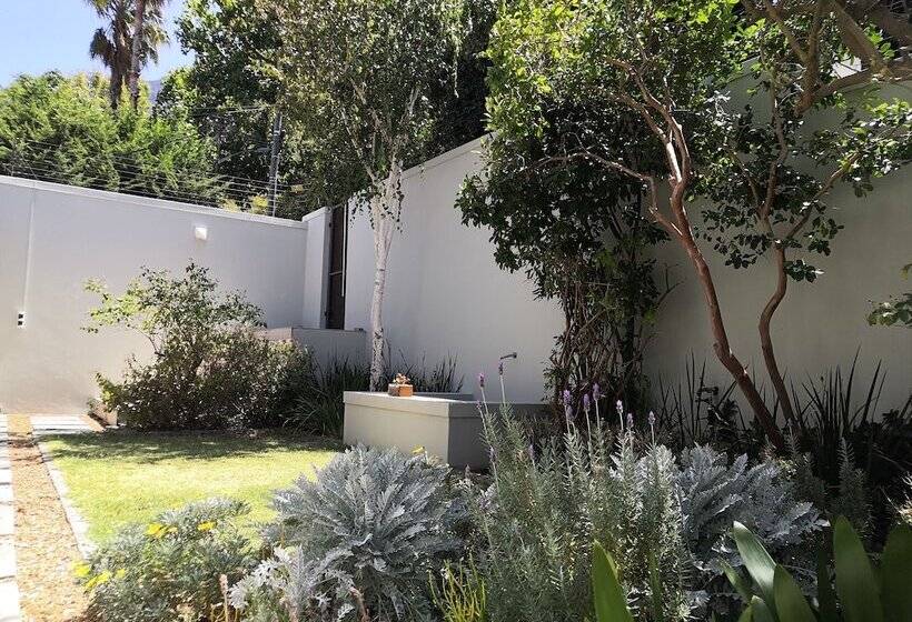 مبيت وإفطار T House