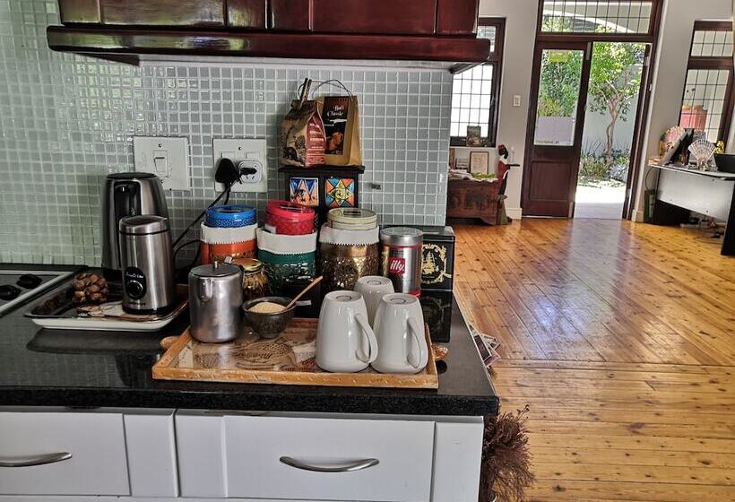 مبيت وإفطار T House