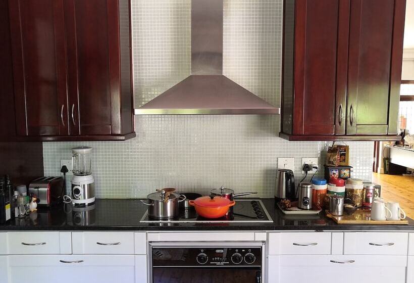 مبيت وإفطار T House