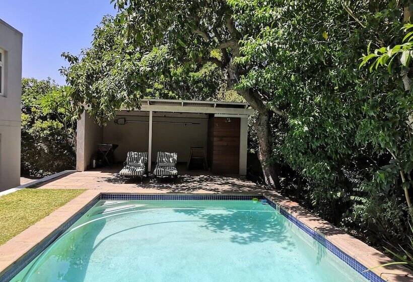 مبيت وإفطار T House