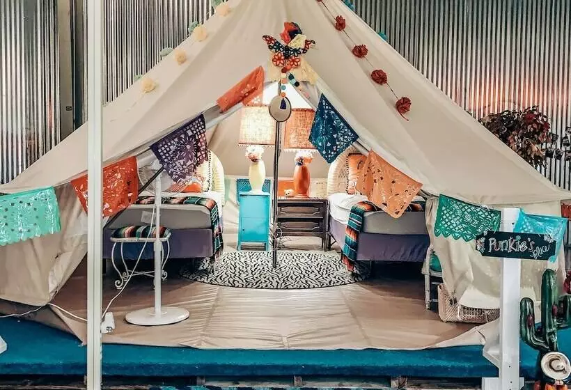 Hotelli Lone Star Glamp Inn