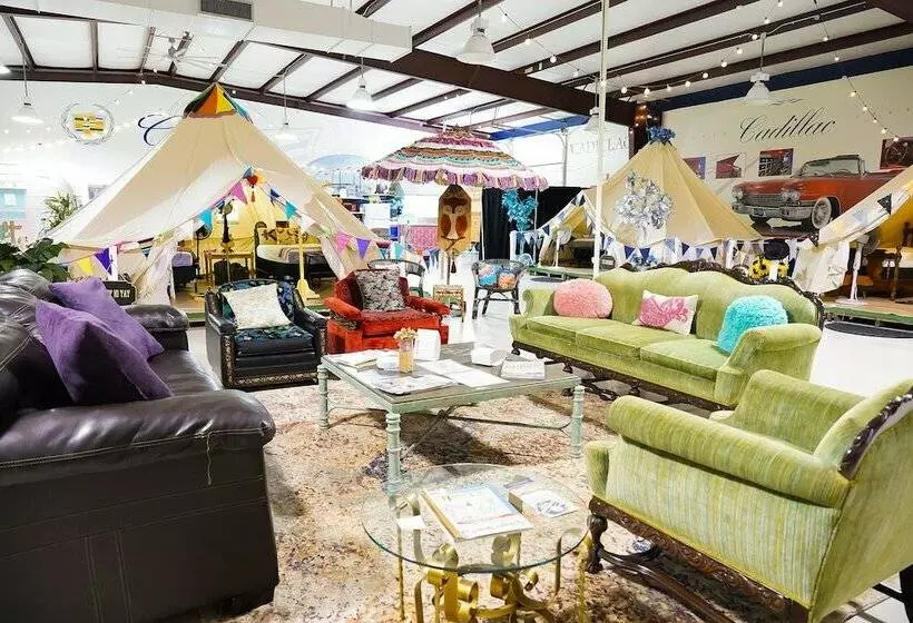 Hotelli Lone Star Glamp Inn