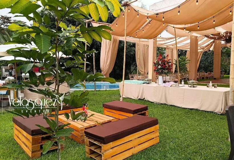 Hotelli Mercedes Lodge