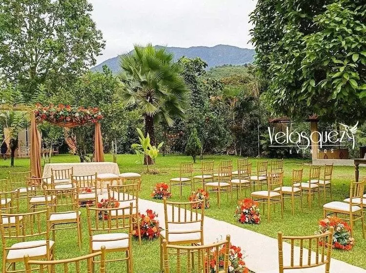 Hotelli Mercedes Lodge