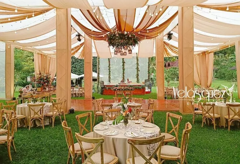 Hotelli Mercedes Lodge