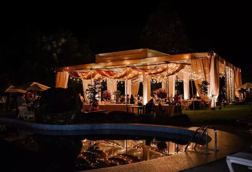 Hotelli Mercedes Lodge