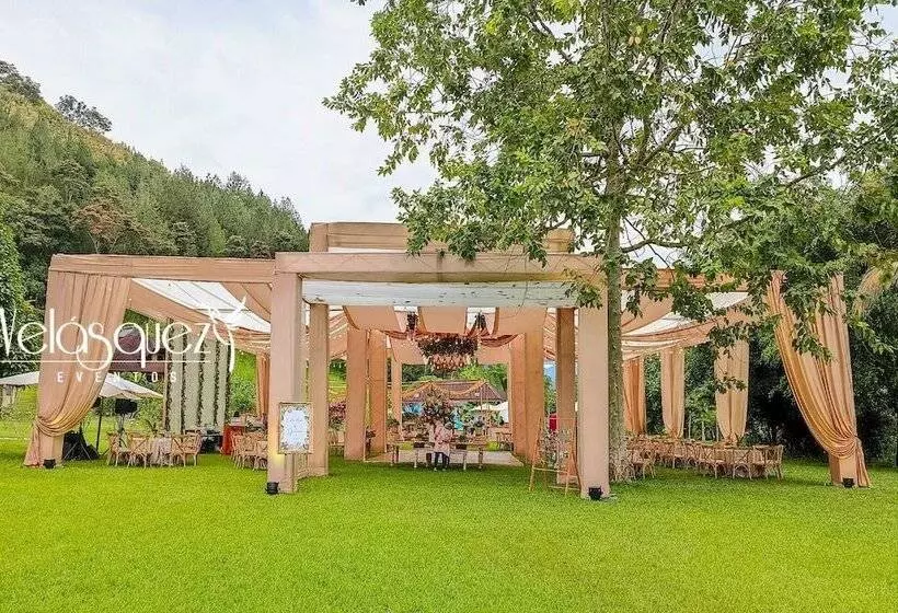 Hotelli Mercedes Lodge