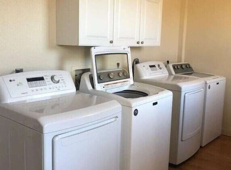 Отель The Schmitz Bed & Breakfast