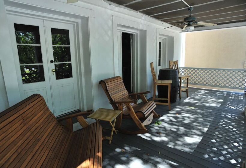 Отель The Schmitz Bed & Breakfast