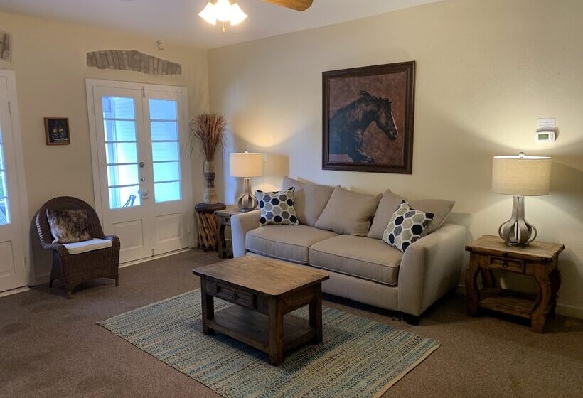 Отель The Schmitz Bed & Breakfast