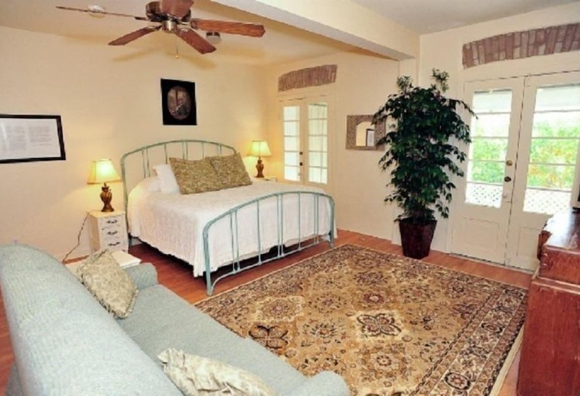 Отель The Schmitz Bed & Breakfast