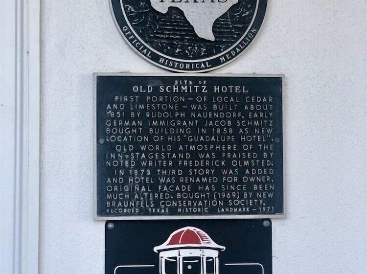 Отель The Schmitz Bed & Breakfast