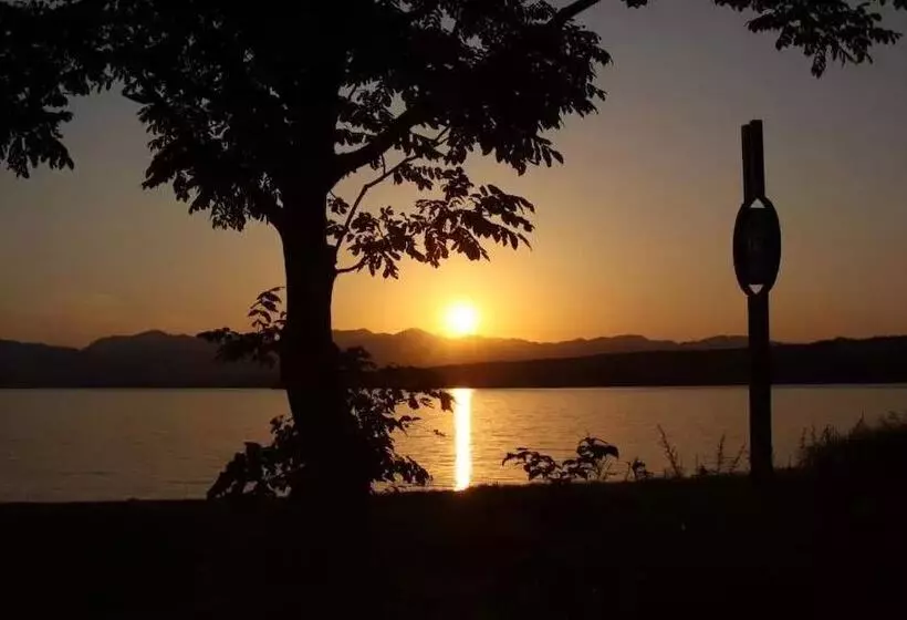 ペンション Onuma Lakeside Cottage