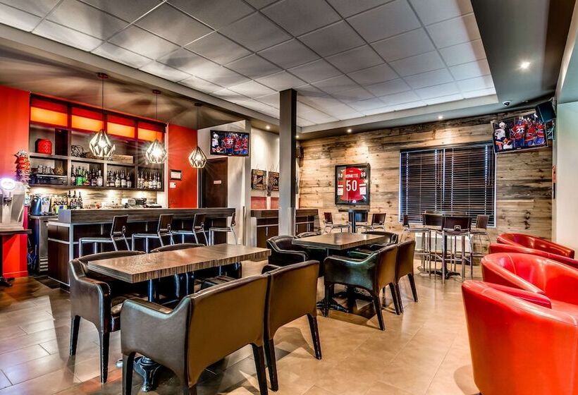 בית מלון כפרי Econo Lodge Inn & Suites