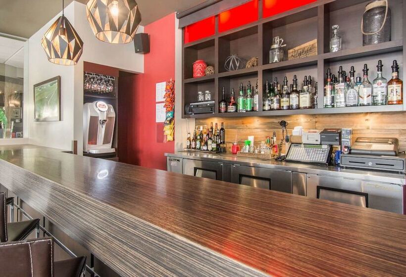 בית מלון כפרי Econo Lodge Inn & Suites