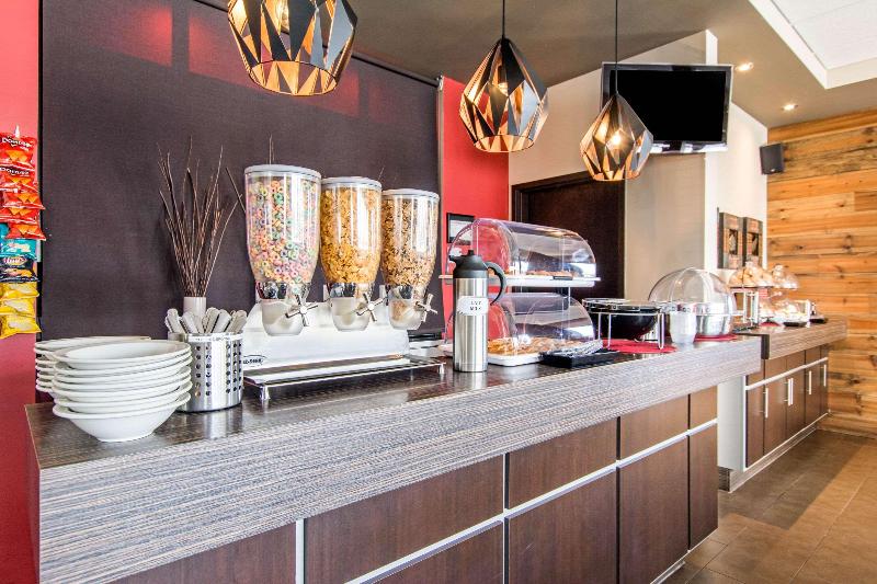 בית מלון כפרי Econo Lodge Inn & Suites