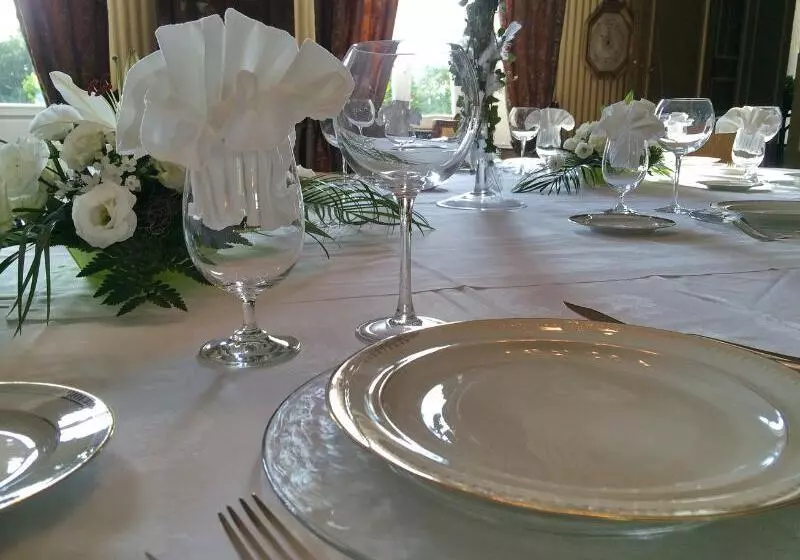 Отель Le Logis Du Péré