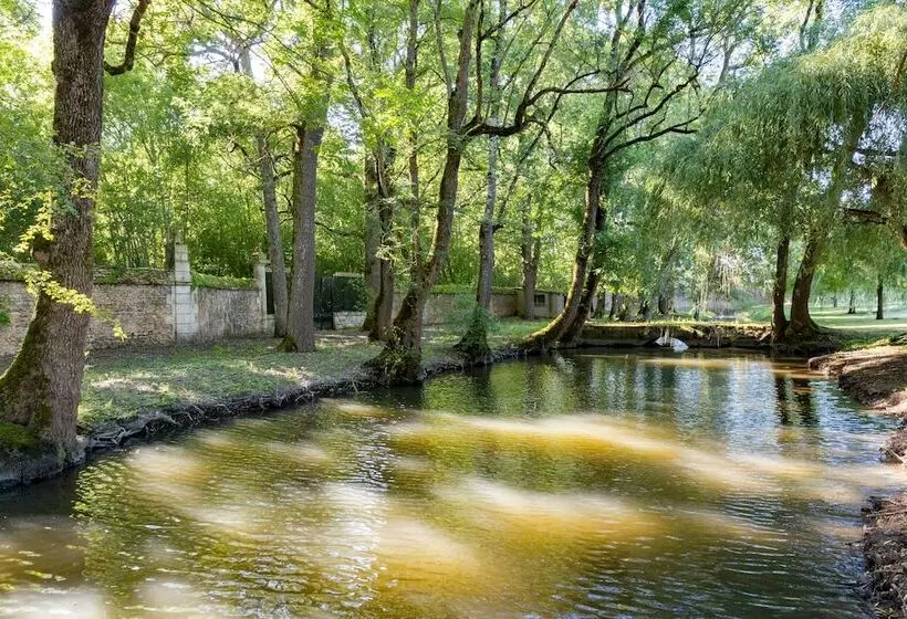 Отель Le Logis Du Péré