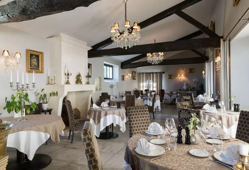 Отель Le Logis Du Péré