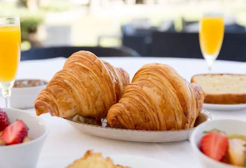 Отель Le Logis Du Péré