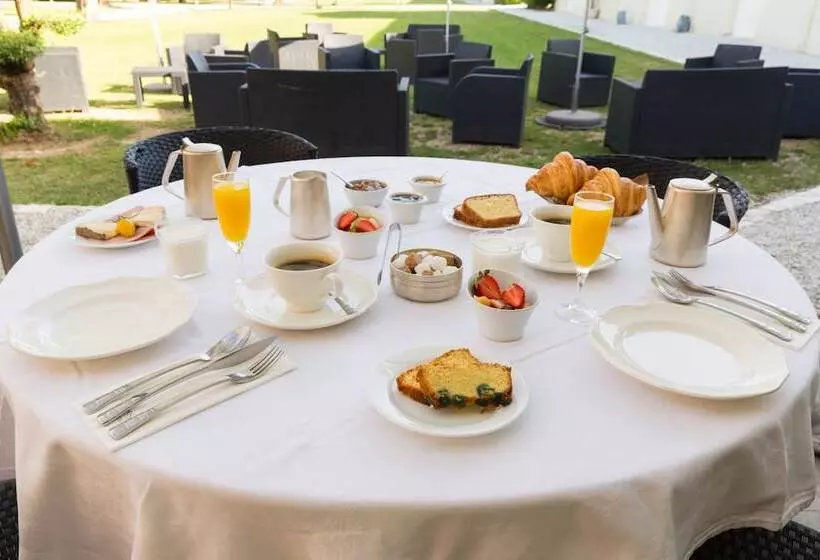 Отель Le Logis Du Péré