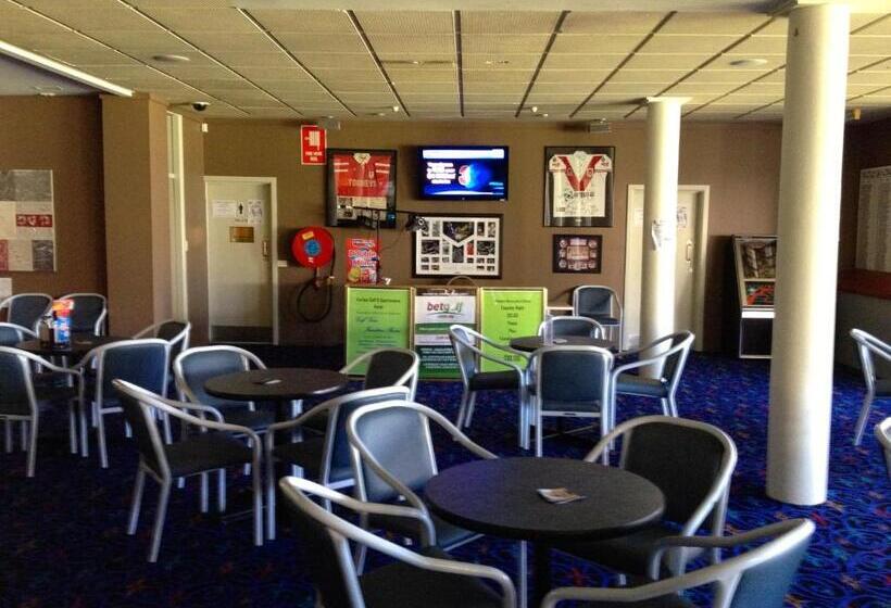 Мотель Town & Country Motor Inn