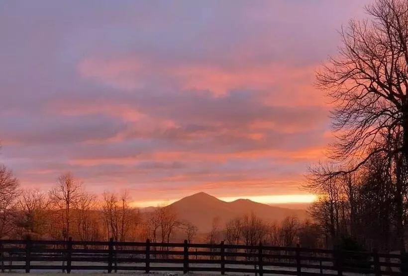 Aamiaismajoitus (B&B) Bent Mountain Lodge