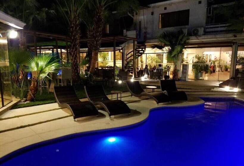 هتل Los Alpes Villa Morra