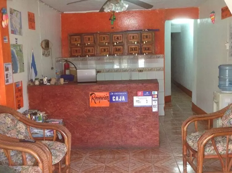 Hostal Brisas Y Olas   Hostel