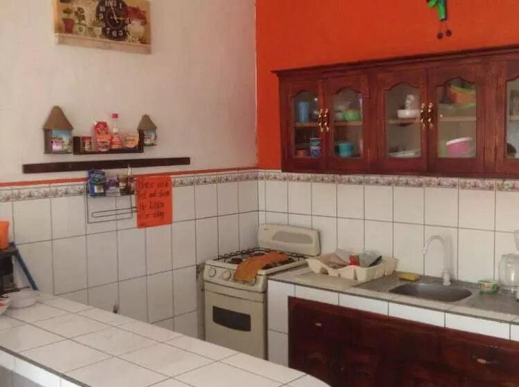 Hostal Brisas Y Olas   Hostel