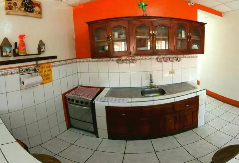 Hostal Brisas Y Olas   Hostel