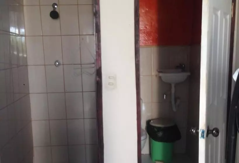 Hostal Brisas Y Olas   Hostel